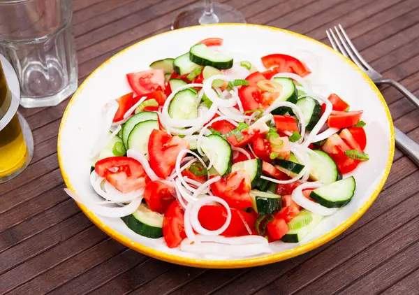 Doğranmış Domatesli Salata Salatalık Dilimlenmiş Soğan — Stok fotoğraf