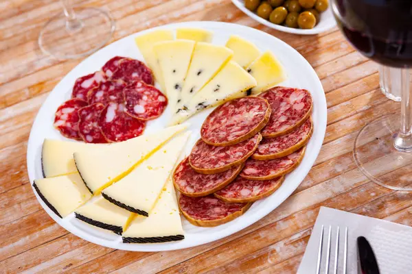 Delicious Cured Meat Cheese Platter Served Appetizer — Stock Photo, Image