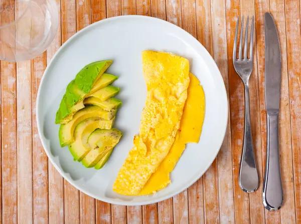 Idea Healthy Low Carb Breakfast Omelette Half Chopped Avocado Simple — Stock Photo, Image