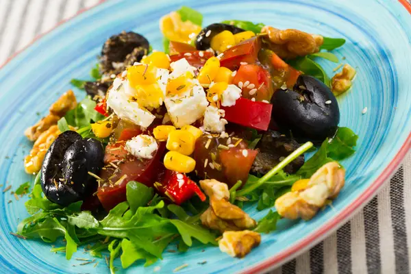 Salat Mit Rucola Oliven Feta Käse Mais Und Walnüssen Ist — Stockfoto