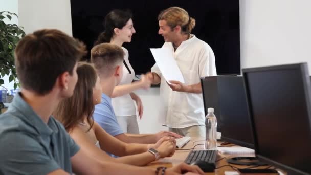 Computerkursen Für Systemadministratoren Überreicht Der Lehrer Organisator Ein Diplom Eine — Stockvideo