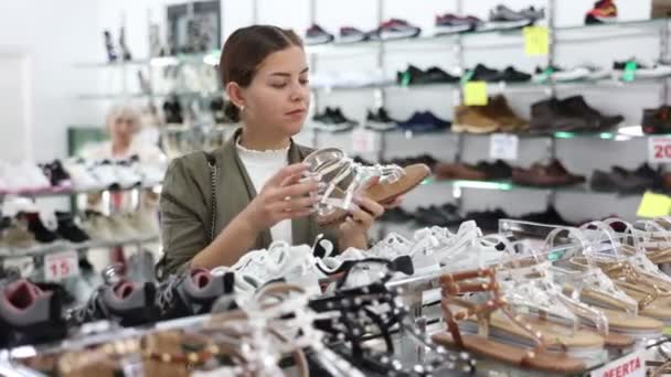 Молодая Женщина Покупает Сандалии Обувном Магазине — стоковое видео