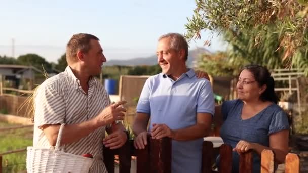Paar Lachende Oudere Amateurtuiniers Bespreken Interessante Onderwerpen Met Hun Mannelijke — Stockvideo