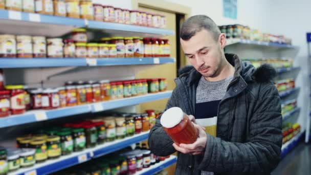 Man Shopper Wants Buy Jar Delicious Lecho Grocery Store High — Stock Video