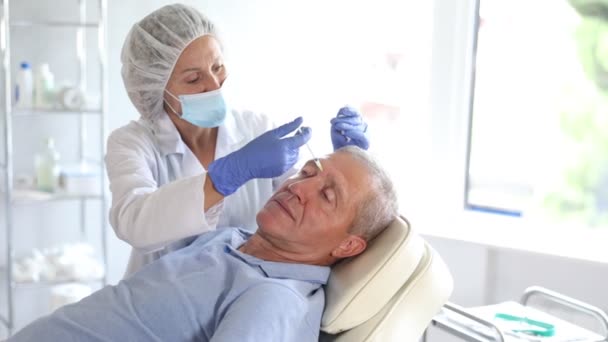 Homem Velho Com Mesoterapia Facial Implementada Por Dermatologista Meia Idade — Vídeo de Stock
