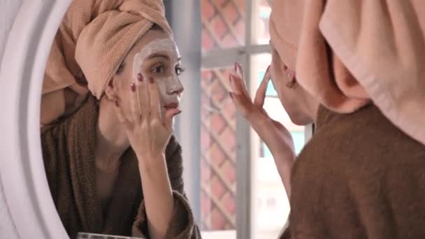 彼女の体の世話をする若い女性は 自宅で化粧品の顔のマスクを作ります 高品質の4K映像 — ストック動画
