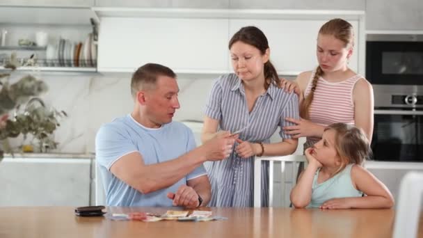 Незадоволений Чоловік Батько Видають Кишенькові Гроші Дружині Дітям Домашній Кухні — стокове відео