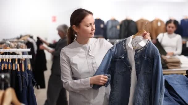 Pleased Middle Aged Woman Choosing Jean Jacket Clothing Store Large — Stock Video