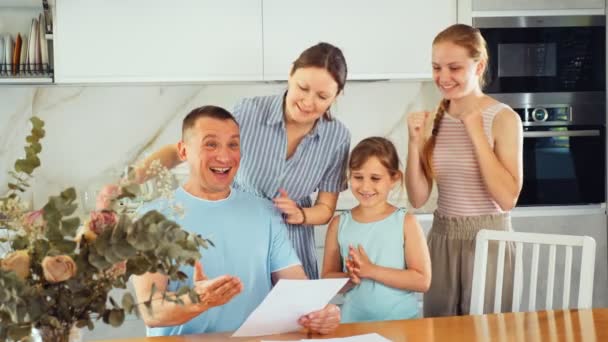 Щасливі Задоволені Родина Читає Документи Разом Сидячи Столом Вдома Високоякісні — стокове відео