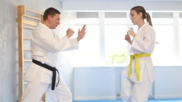 Calcio Allenamento Durante Sparring Tra Uomo Donna Allenamento Karate — Video Stock
