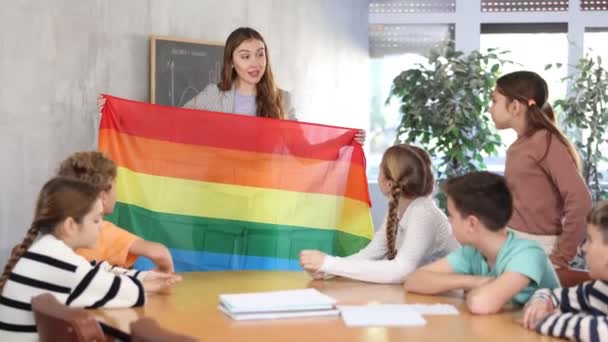 Ομάδα Παιδιών Προσχολικής Ηλικίας Που Παρακολουθούν Προσεκτικά Δάσκαλο Περιγράφοντας Σημαία — Αρχείο Βίντεο