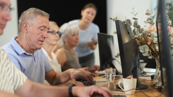 Starsi Ludzie Pomagają Sobie Nawzajem Nauczyć Się Obsługi Komputera Kobieta — Wideo stockowe