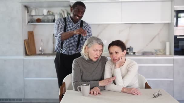 Взрослый Мужчина Время Семейной Ссоры Взрослой Женщиной Пожилой Женщиной Кухне — стоковое видео