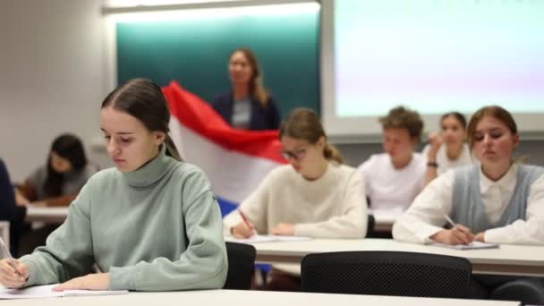 Die Schüler Lernen Klassenzimmer Der Lehrer Steht Mit Der Flagge — Stockvideo