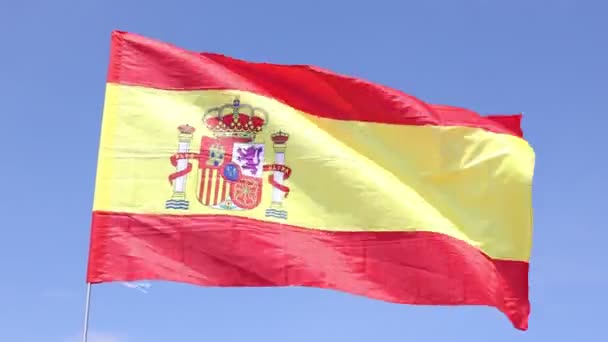 Flagga Spanien Vinkar Vinden Flaggstången Mot Himlen Med Moln Solig — Stockvideo