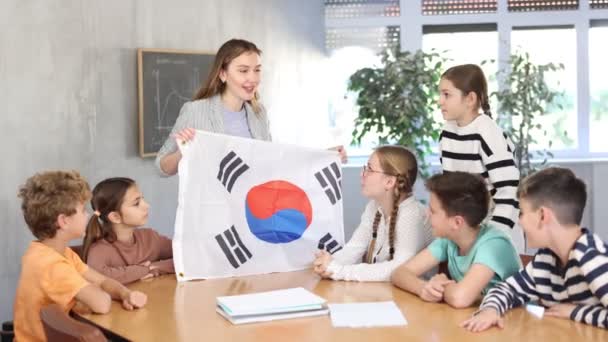 Glückliche Junge Lehrerin Zeigt Südkoreanische Nationalflagge Und Erzählt Den Vorschulkindern — Stockvideo