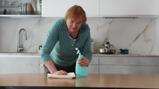 Çalışkan Olgun Bir Kadın Evde Mutfağı Temizlik Ürünleriyle Temizlerken Masayı — Stok video
