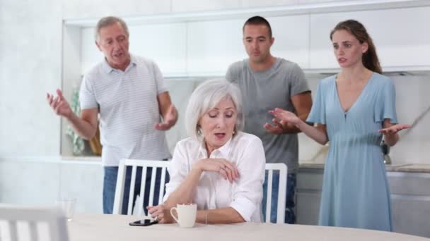 Mulher Senta Mesa Cozinha Finge Não Entender Sua Família Imagens — Vídeo de Stock