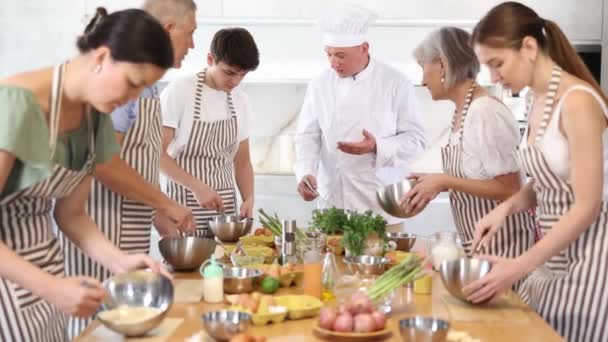Χαμογελώντας Μεσήλικας Μάγειρας Διεξάγει Μαθήματα Μαγειρικής Για Τους Μαθητές Που — Αρχείο Βίντεο
