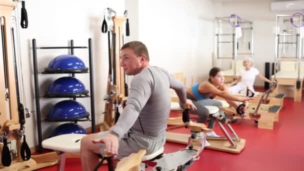Gimnasio Hombre Realiza Ejercicios Pilates Para Bajar Peso Tonificar Los — Vídeos de Stock