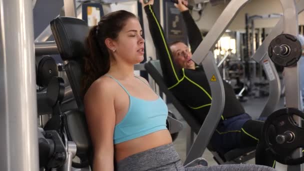 Mujer Atlética Entrenando Sus Brazos Simulador Con Cuerdas Imágenes Alta — Vídeos de Stock