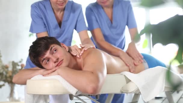 Professionell Massös Undervisning Massage Tekniker Till Trainee Samtidigt Tillämpa Ryggmassage — Stockvideo
