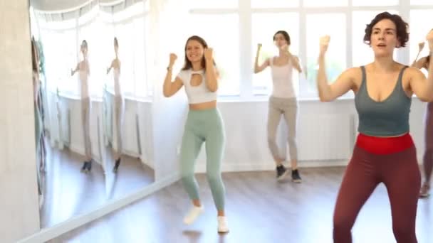 Aynalı Dans Stüdyosundaki Bir Grup Kadın Için Neşeli Neşeli Genç — Stok video