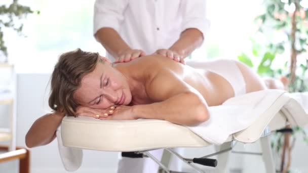 Zweedse Massage Sessie Voor Vrouw Liggend Aan Massage Tafel Bij — Stockvideo