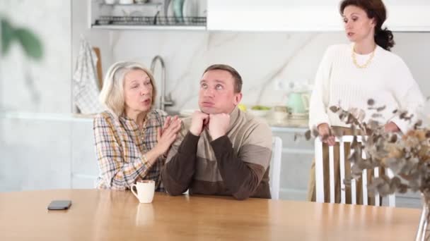 Kłótnia Rodzinna Starsza Pani Uspokajająca Mężczyznę Wszyscy Zdenerwowani Niezadowoleni Rodzinna — Wideo stockowe