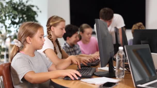 Kíváncsi Kiskorú Lány Aki Számítógépes Tanfolyamokon Vesz Részt Gyerekeknek — Stock videók