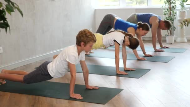 Familj Fyra Praktiserande Yoga Mattor Gym Begreppet Familjer Tränar Tillsammans — Stockvideo