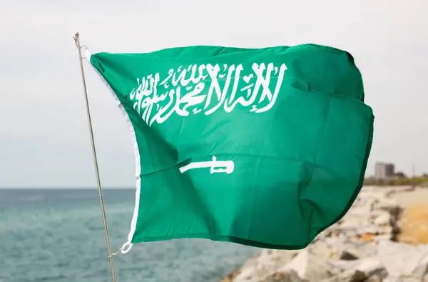 Saudi Arabiens Nationalflagge Stoff Weht Auf Schönen Meer Und Felsen — Stockfoto