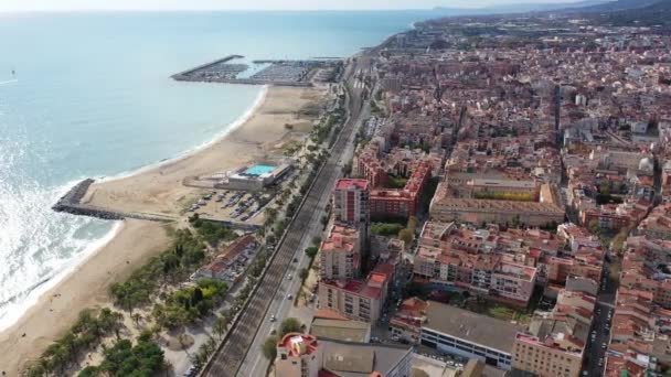 スペインの建物や海岸線とMataroの空中ビュー 高品質4K映像 — ストック動画