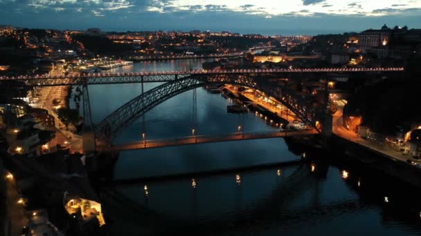 Vista Aérea Iluminada Del Puente Dom Luis Por Noche Oporto — Vídeos de Stock