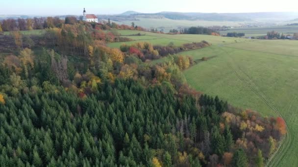 チェコ共和国の秋の景色 パニー マリー教会の空中観察 高品質の4K映像 — ストック動画