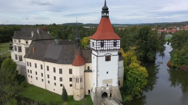 Luftaufnahme Des Mittelalterlichen Wasserschlosses Blatna Umgeben Von Parks Und Seen — Stockvideo