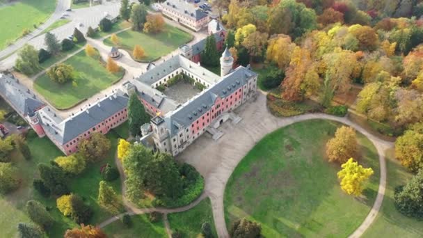 Blick Von Der Drohne Auf Die Beeindruckende Mittelalterliche Burg Sychrov — Stockvideo