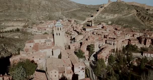 从西班牙阿拉贡的阿尔巴拉辛城的无人驾驶飞机上俯瞰 那里有古老的防御城墙和大教堂塔 高质量的4K镜头 — 图库视频影像
