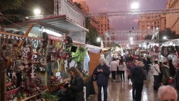 バルセロナ スパイン December 2019 夜の大聖堂近くの伝統的なクリスマスフェア バルセロナ カタルーニャ 高品質のフルHd映像 — ストック動画