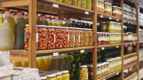 罐装绿色橄榄罐头放在超级市场货架上 高质量的4K镜头 — 图库视频影像