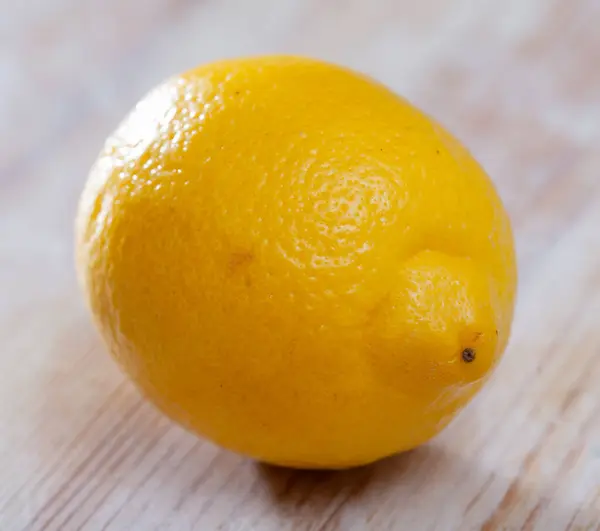 Closeup Fresh Juicy Whole Lemon Wooden Table — Stock Photo, Image