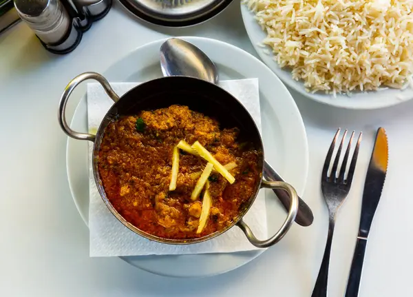 著名的孟加拉羊肉咖哩Kosha Mangsho 用土豆煮成的山羊肉 配上浓郁的生姜大蒜肉汁 配上西红柿和凝乳 — 图库照片