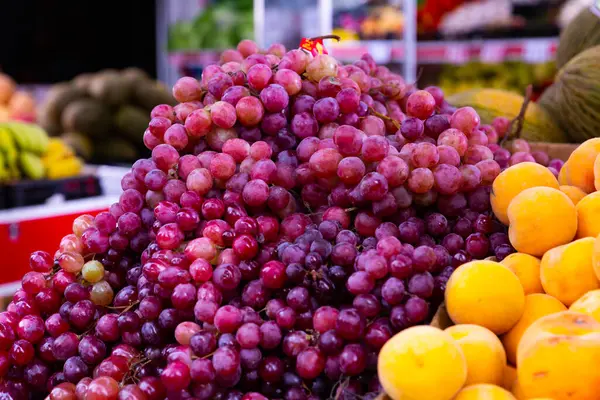 Racimos Uvas Rojas Escaparate Una Tienda Comestibles — Foto de Stock