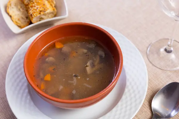 精美浓郁的乡村风格的珍珠大麦蘑菇汤 配上猪肉肉和蔬菜 放在黏土碗里 — 图库照片