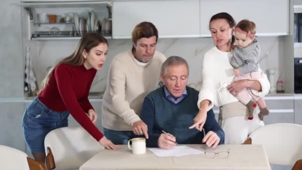 Miembros Familia Dando Consejos Anciano Discutiendo Herencia Miembros Familia Discutiendo — Vídeos de Stock