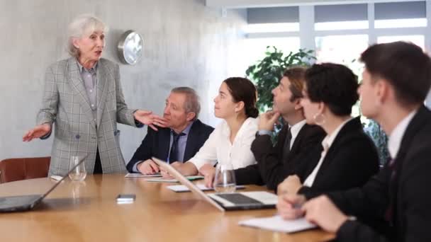 Ältere Weibliche Chefin Äußert Unzufriedenheit Mit Der Arbeit Des Top — Stockvideo