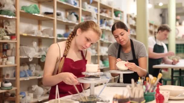Κορίτσι Έφηβος Μαθαίνει Πώς Δημιουργήσει Κεραμική Στο Εργαστήριο Υψηλής Ποιότητας — Αρχείο Βίντεο