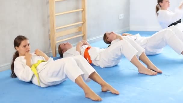 Grupa Dziewcząt Kimono Robi Ćwiczenia Prasowe Kopie Siłowni Dziewczyny Kimono — Wideo stockowe