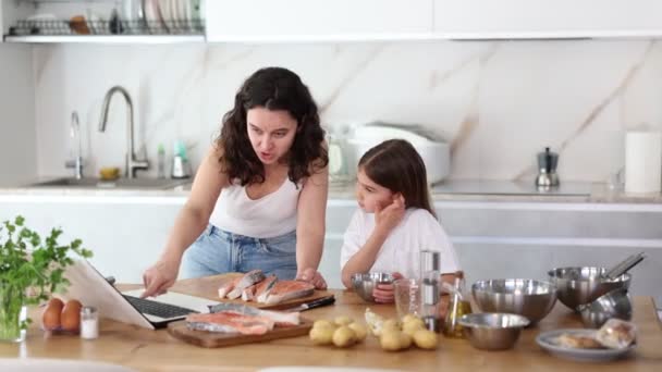 Máma Dcera Připravují Rodinné Večeři Slavnostní Lososové Jídlo Při Vaření — Stock video