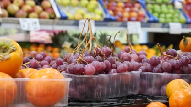 在水果和蔬菜市场上 红葡萄与其他产品一起在柜台上出售 — 图库视频影像